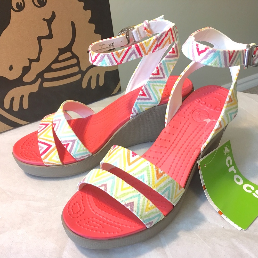 CROCS Leigh Wedge Sandal New Size 8